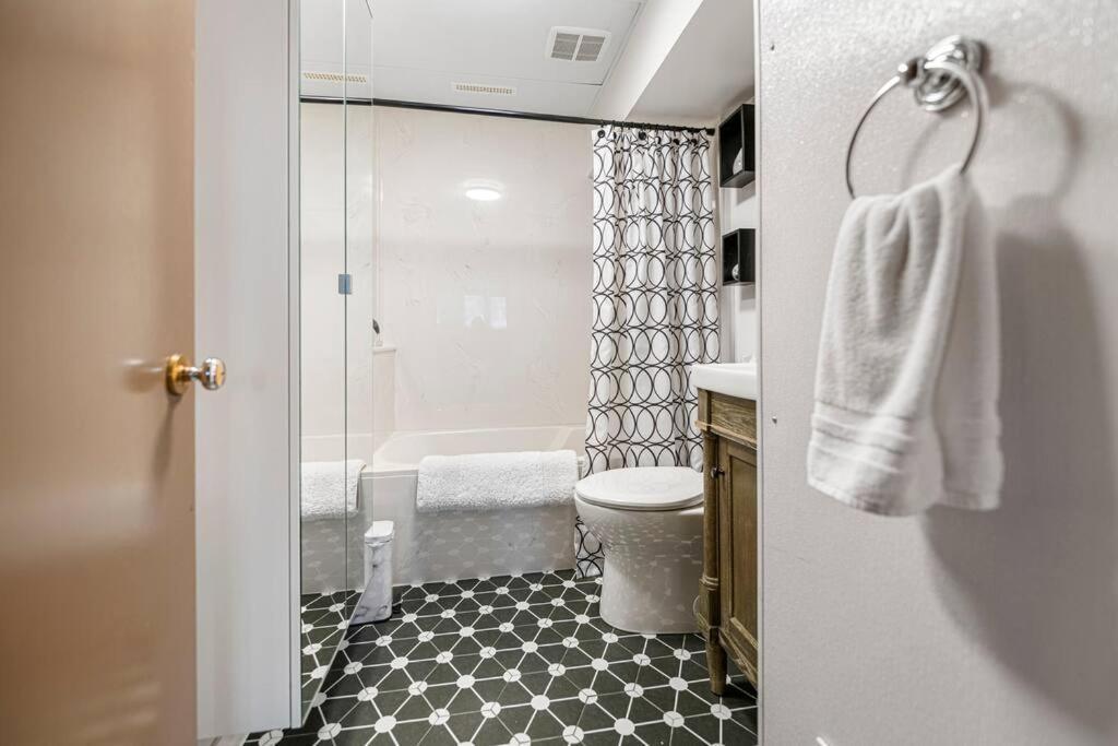 Yeg Chic Luxury Accommodation Edmonton Exterior photo