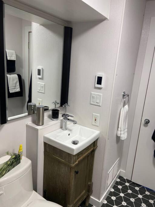 Yeg Chic Luxury Accommodation Edmonton Exterior photo