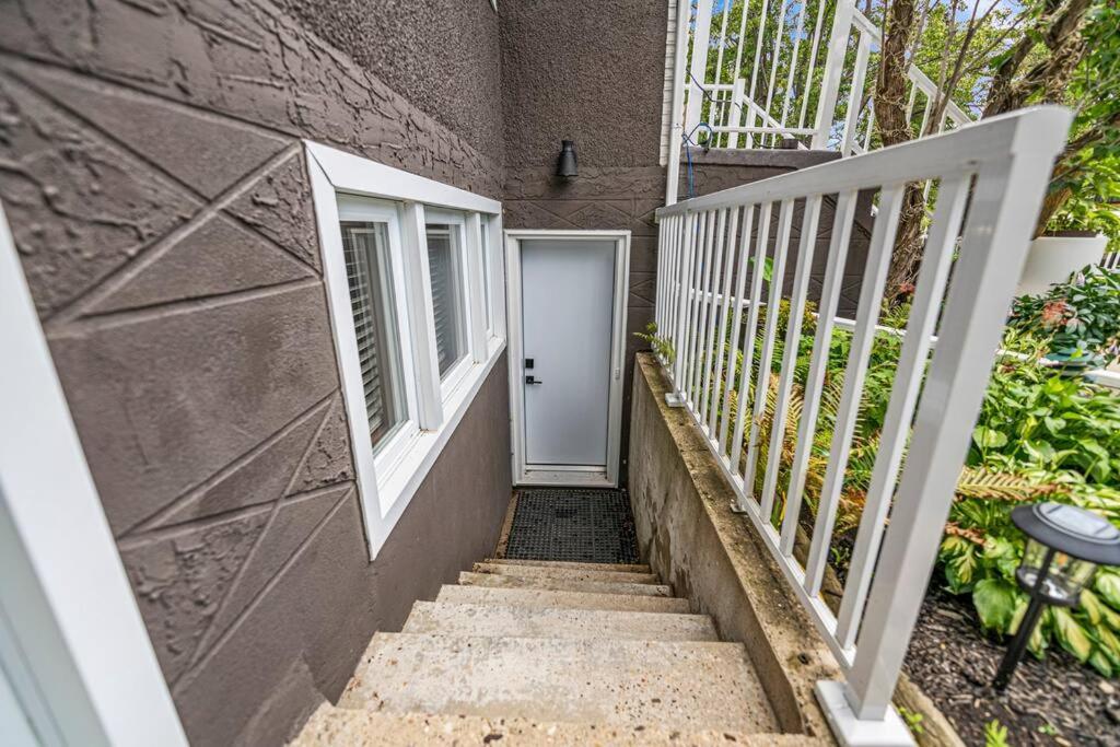 Yeg Chic Luxury Accommodation Edmonton Exterior photo