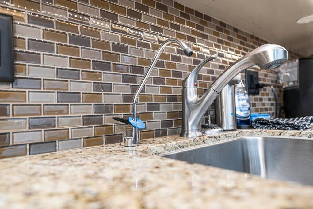Yeg Chic Luxury Accommodation Edmonton Exterior photo